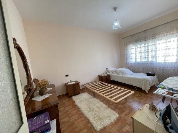 SHITET APARTAMENT 2+1 PRANE STACIONIT TE TRENIT,DURRES