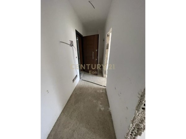 OKAZION!SHITET APARTAMENT 3+1+2+45 M2 VERANDE NE ZONEN E FRESKUT!||800€/m2