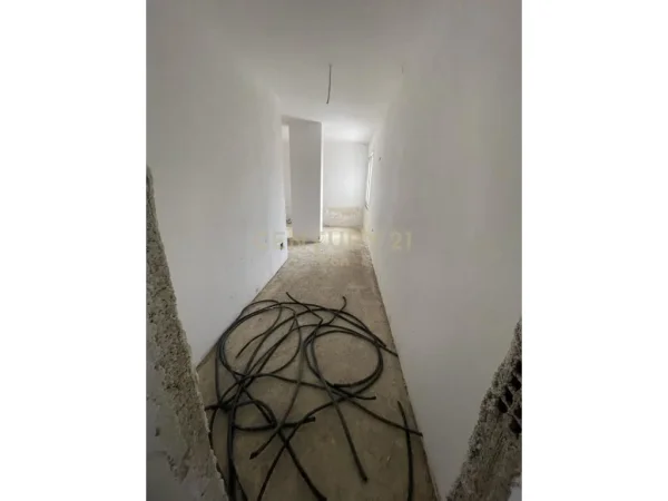 OKAZION!SHITET APARTAMENT 3+1+2+45 M2 VERANDE NE ZONEN E FRESKUT!||800€/m2