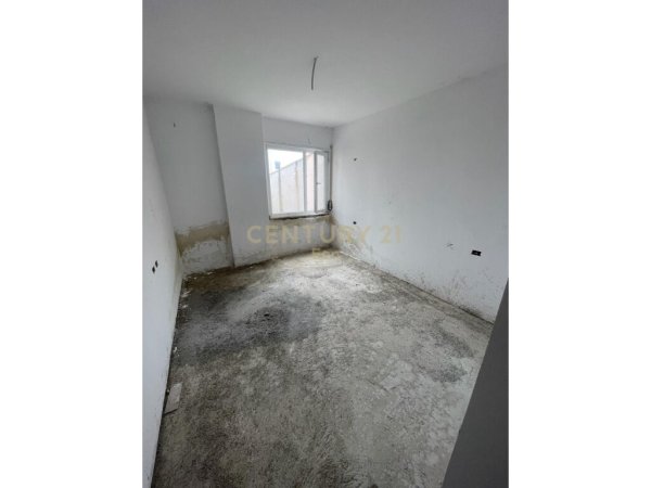 OKAZION!SHITET APARTAMENT 3+1+2+45 M2 VERANDE NE ZONEN E FRESKUT!||800€/m2