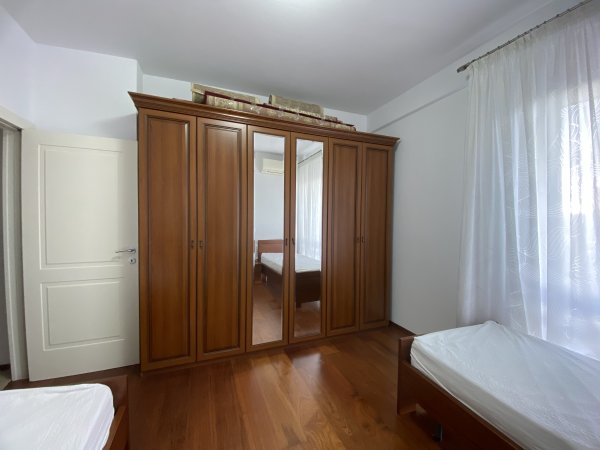 APARTAMENT 2+1+2 PER QIRA TEK RRUGA E BOGDANEVE PRANE QENDRES!!!!!