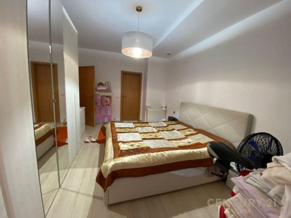 Shesim apartament 2+1+2 në Rrugen e Kosovareve! 242000€