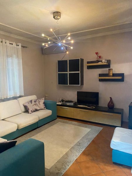 Apartament 2+1 me qera prane UET 40.000 ALL