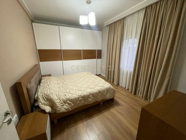 Apartament 4+1+2+post parkimi me qira prane Kristal center!