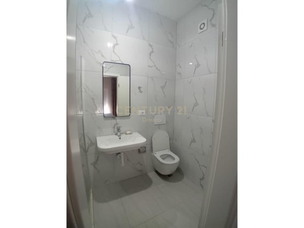 Jepet Me Qira Apartament 2+1+2 tek Kompleksi Mangalem !!