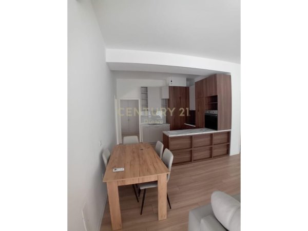 Jepet Me Qira Apartament 2+1+2 tek Kompleksi Mangalem !!