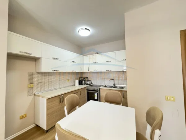 Shitet 2+1+2 vila L Astir