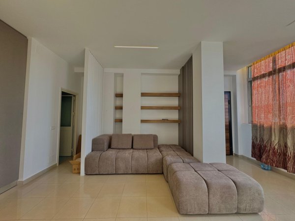 Apartament 2+1 tek ish Stacioni i Trenit 700 euro