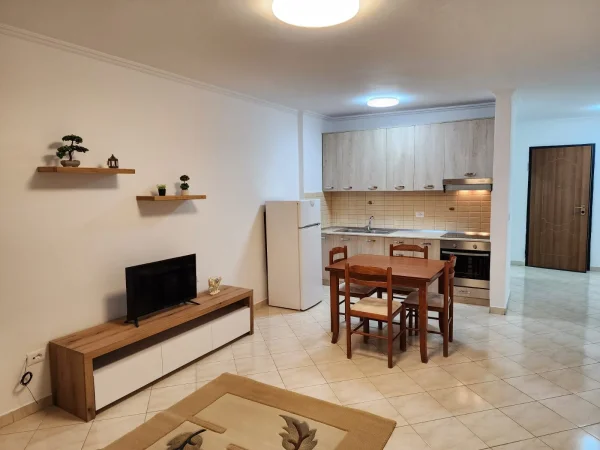 Tirane, jepet me qera apartament 1+1+BLK Kati 4, 70 m² 45.000 Leke (Rr.Kavajes pallati Globe)