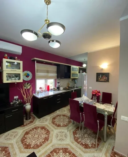 Jepet me Qera Vile 2 kateshe + 3 Poste Parkimi te rr. Bardhyl