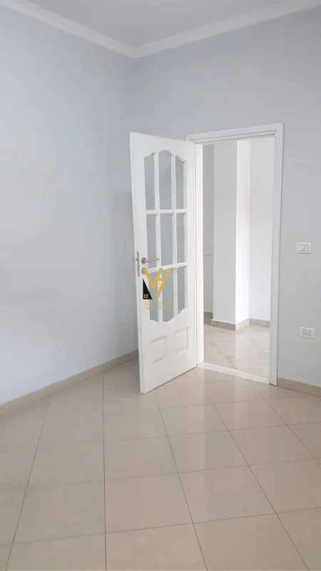 JEPET AMBIENT BIZNESI 80 M2 ME QERA TE PEDIATRIA , RRUGA KONGRESI I MANASTIRIT 700 EURO