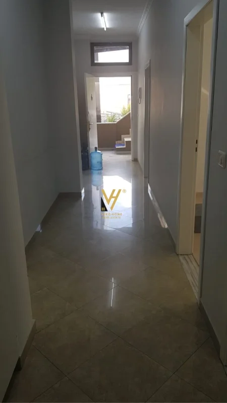 JEPET AMBIENT BIZNESI 80 M2 ME QERA TE PEDIATRIA , RRUGA KONGRESI I MANASTIRIT 700 EURO