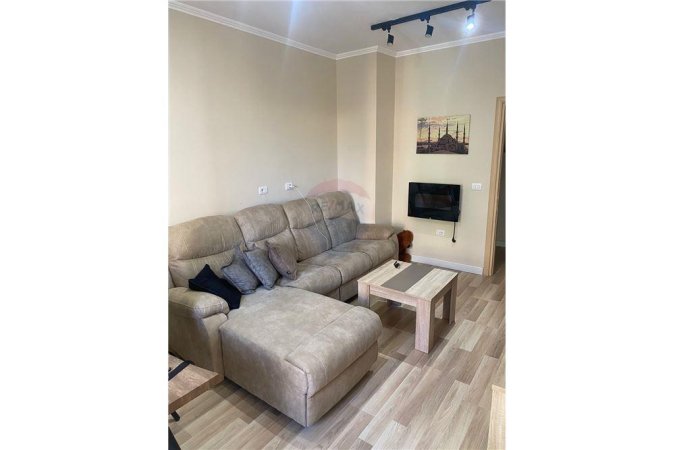 Apartament me qera, Komuna e Parisit