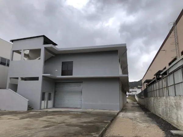 Tirane, Jepet me qera magazine 680m2 Kati 1, Autostrada Tirane-Durres (Vore)