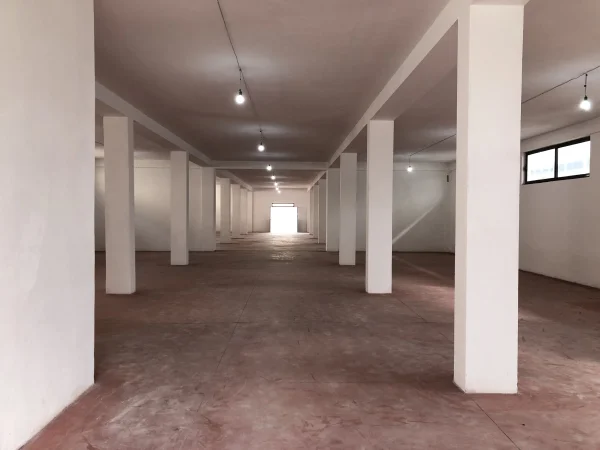 Tirane, Jepet me qera magazine 680m2 Kati 1, Autostrada Tirane-Durres (Vore)