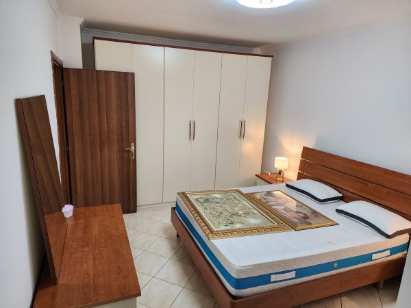 Tirane, jepet me qera apartament 1+1+BLK Kati 4, 70 m² 45.000 Leke (Rr.Kavajes pallati Globe)