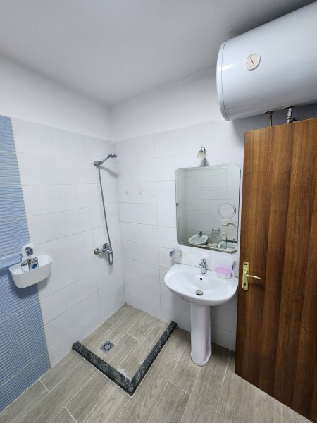 Tirane, jepet me qera apartament 1+1+BLK Kati 4, 70 m² 45.000 Leke (Rr.Kavajes pallati Globe)