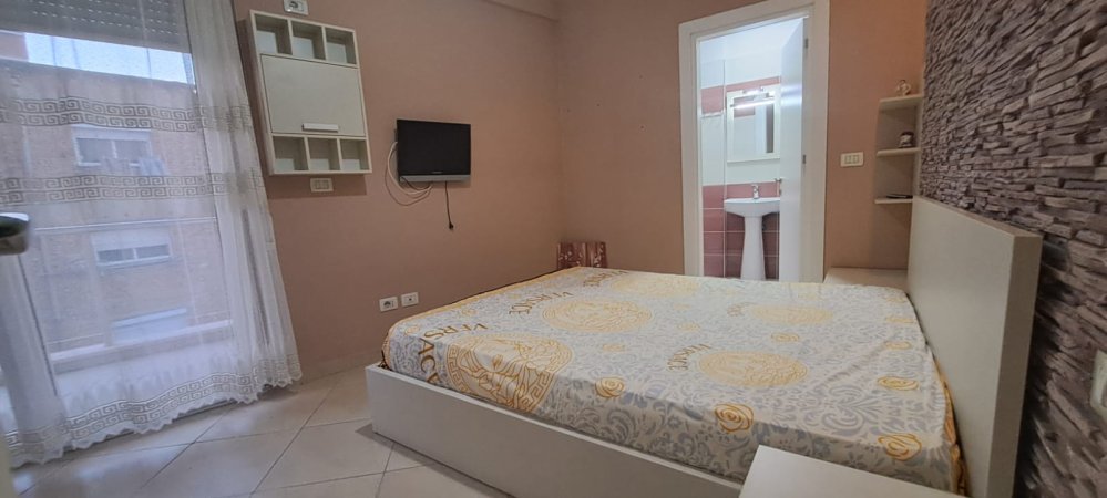 Shitet apartament 3+1+2 te Ali Demi