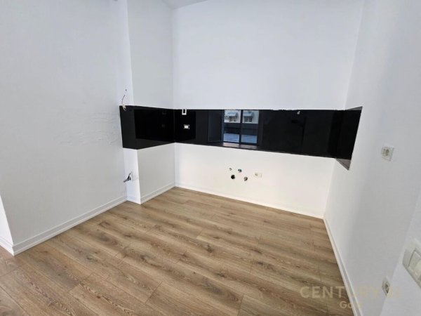 Tirane, shes apartament 2+1+2+VERANDE 111 m² 250.000 Euro (Komuna e Parisit)