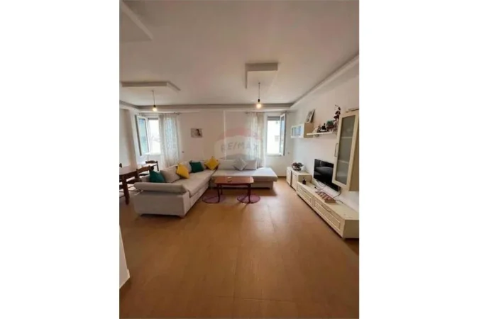 Jepet apartament 2+1 me qira ne Yzberisht , prane Amerikan 3 .