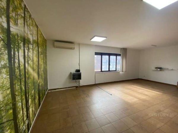 Tirane, jepet me qera apartament 2+1+BLK Kati 9, 111 m² 500 Euro (Rruga e Barikadave)