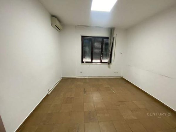 Tirane, ofert apartament 3+1 Kati 9, 100 m² 500 Euro (QENDER)
