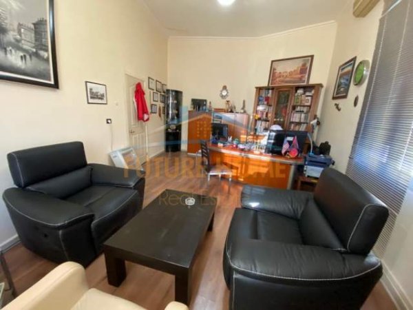 Durres, jepet me qera ambjent biznesi Kati 3-te, 29 m² 290 Euro (Tek Gjykata)