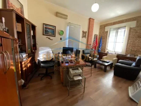 Durres, jepet me qera ambjent biznesi Kati 3-te, 29 m² 290 Euro (Tek Gjykata)