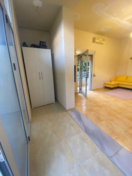 Tirane, jepet me qera apartament 1+1+A+BLK Kati 1, 70 m² 33.000 Leke (Rruga)