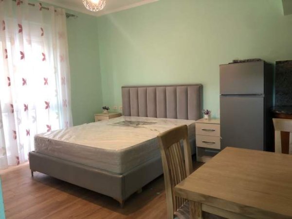 Tirane, jepet me qera garsonier 1+1 Kati 5, 40 m² 350 Euro (durresit)