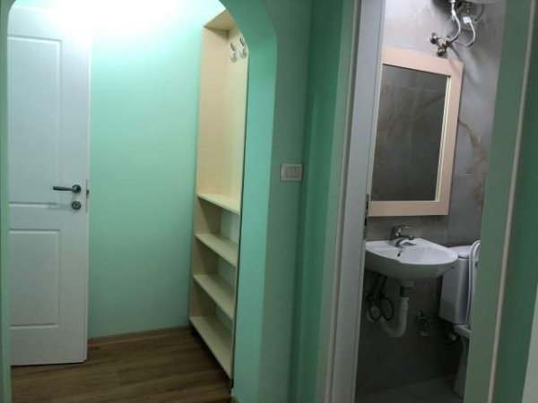 Tirane, jepet me qera garsonier 1+1 Kati 5, 40 m² 350 Euro (durresit)