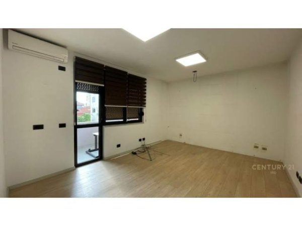 Tirane, jepet me qera apartament 2+1 Kati 1, 110 m² 600 Euro (blloku)
