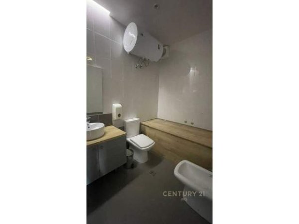 Tirane, jepet me qera apartament 2+1 Kati 1, 110 m² 600 Euro (blloku)
