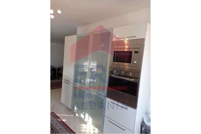 Tirane, jepet me qera apartament 2+1+BLK Kati 8, 122 m² 500 Euro (Blv. Bajram Curri)