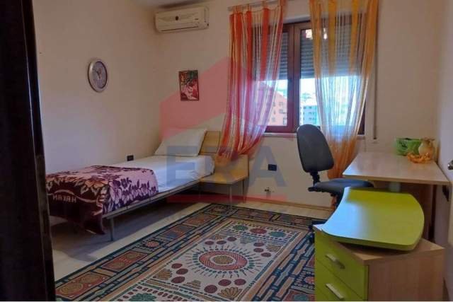 Tirane, jepet me qera apartament 2+1+BLK Kati 8, 122 m² 500 Euro (Blv. Bajram Curri)