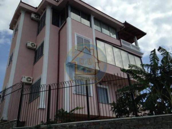 Dhermi, jepet me qera Vile 2+1+A Kati 3, 6.000 Euro (Drimadhe)