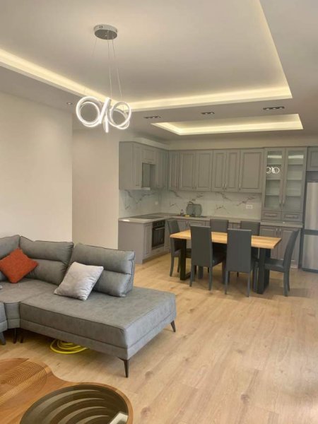 Tirane, jepet me qera apartament 2+1 Kati 1, 130 m² 850 Euro (Liqeni i thate)