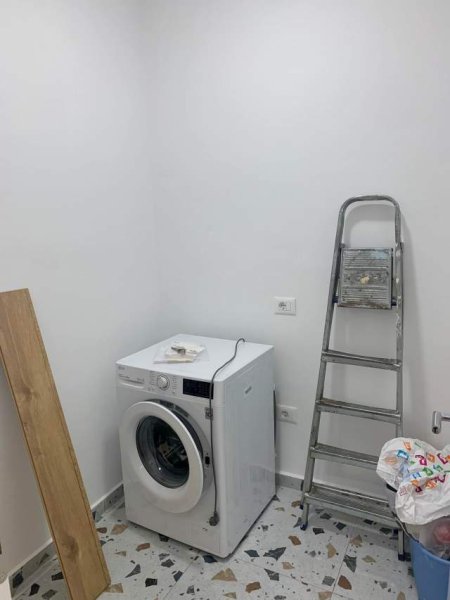 Tirane, jepet me qera apartament 2+1 Kati 1, 130 m² 850 Euro (Liqeni i thate)