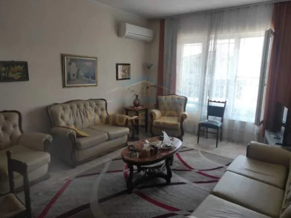 Jepet me qira, kat i 1 vile, 144m2, 3+1+parkim i mbyllur, ideale per familjar