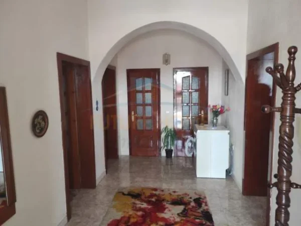 Jepet me qira, kat i 1 vile, 144m2, 3+1+parkim i mbyllur, ideale per familjar