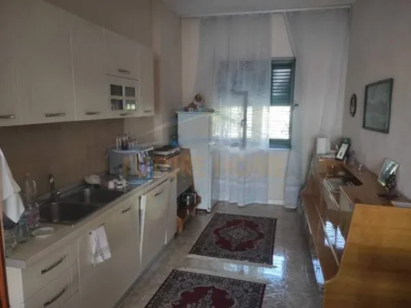 Jepet me qira, kat i 1 vile, 144m2, 3+1+parkim i mbyllur, ideale per familjar
