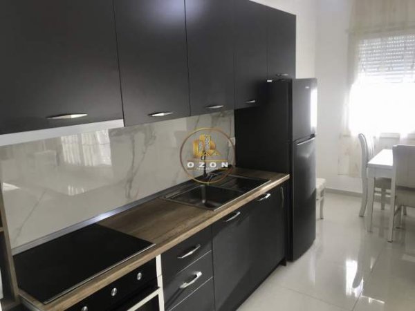 Tirane, jepet me qera apartament 1+1+BLK Kati 4, 66 m² 400 Euro (Komuna e Parisit)