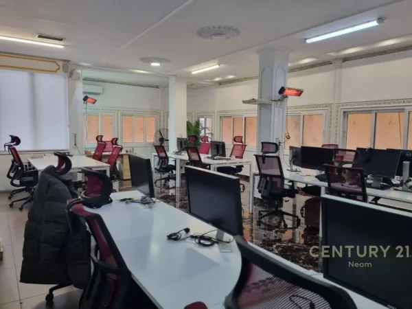 Jepet me qera ambjent 240m2 me hyrje te dedikuar tek Ish restorant Durresi!