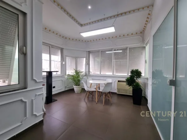 Jepet me qera ambjent 240m2 me hyrje te dedikuar tek Ish restorant Durresi!