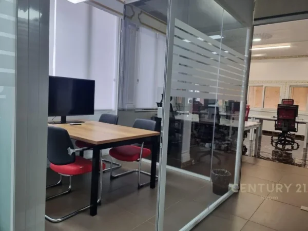 Jepet me qera ambjent 240m2 me hyrje te dedikuar tek Ish restorant Durresi!