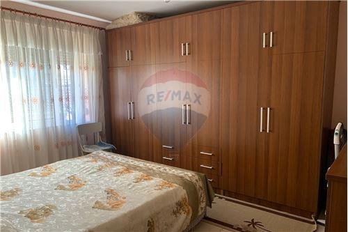 Jepet apartament 2+1 me qira te Rruga e Kavajes