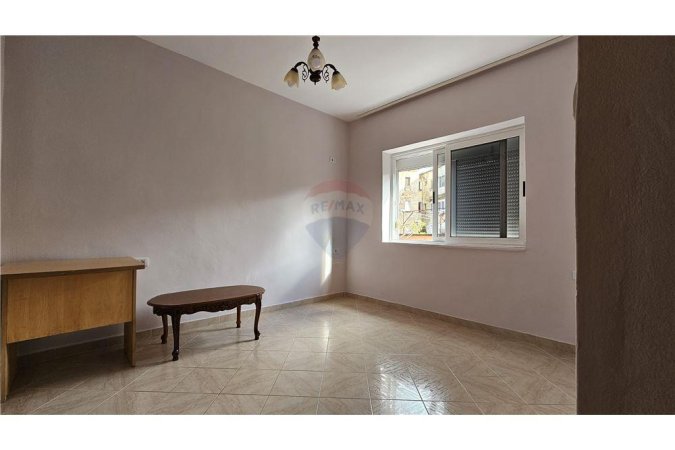 Apartament ne shitje 1+1 tek Xhamia e Tabakeve