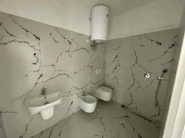 NE ASTIR SUPER APARTAMENT 2+1 + POST PARKIMI PER SHITJE 150,000 EURO!