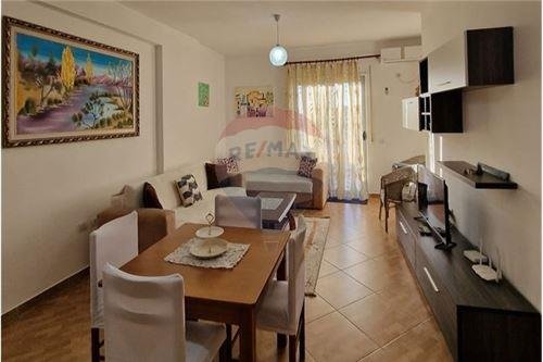 Apartament 1+1 me qera perballe Univers,Vlore!