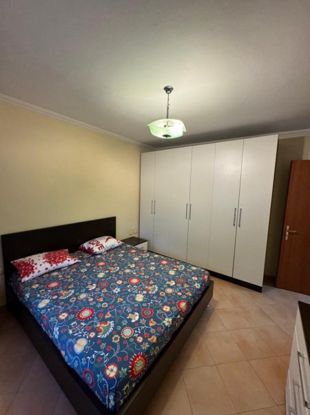 Jepet me qera Apartamenti 2+1 500 euro , rr. Muhamet Gjollesha prane Neranxit.